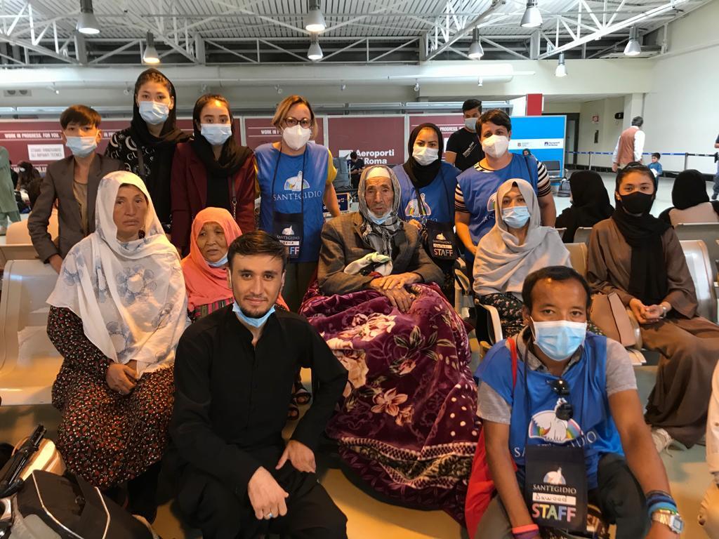Die ersten Evakuierten aus Kabul am Flughafen Fiumicino in Rom von der Gemeinschaft Sant'Egidio empfangen